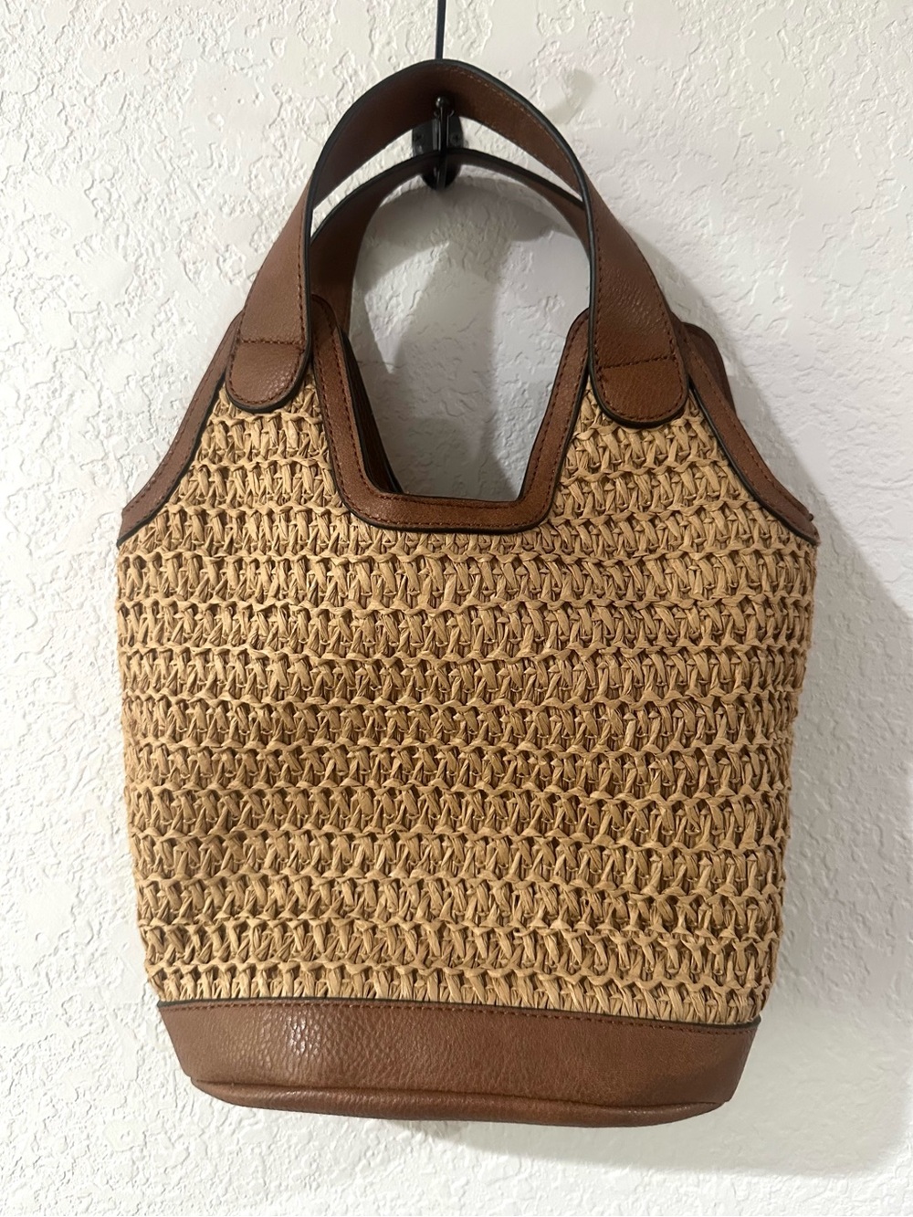 Tommy Bahama Tan and Brown Straw Bucket bag purse - Picture 9 of 9